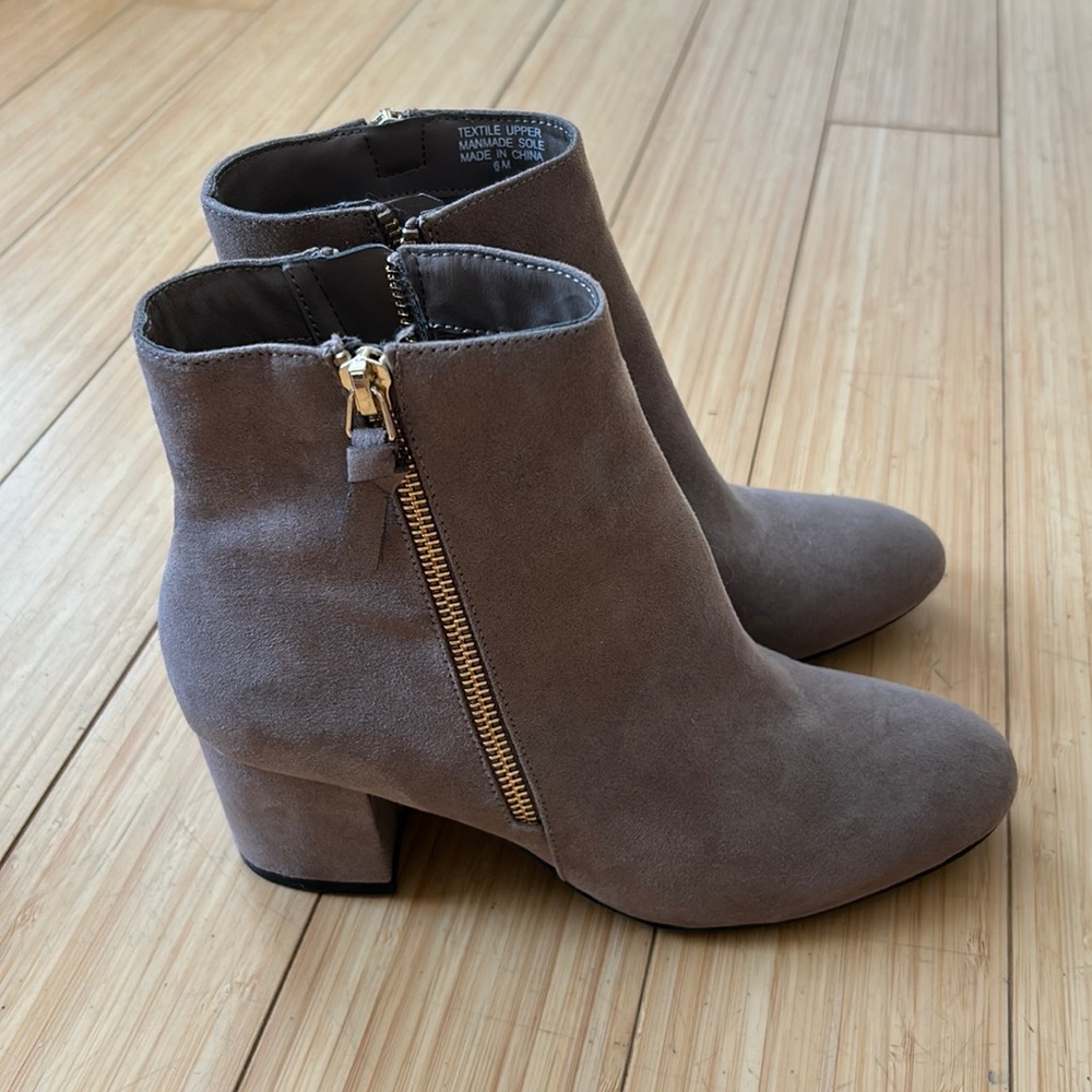 Ann Taylor Loft tan suede ankle boots size 6m